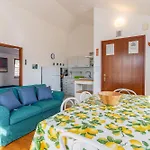 Bruno, Melin Apartment Cres