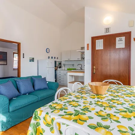 Bruno, Melin Apartment Cres