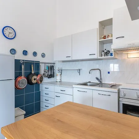 Apartment Bruno, Melin