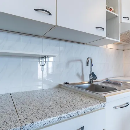 Bruno, Melin Apartment Cres